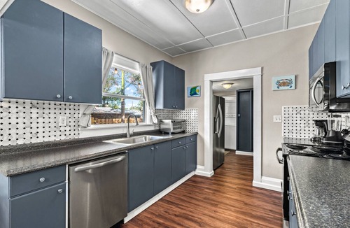 Gillespie Park House | City Cottage | Heated Cocktail Pool, Tiki Bar & Walk to City of Sarasota