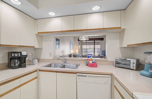 Trailer Estates Condo | Close to Beaches, Shopping, Near IMG and Dining- Community Pool and Hot Tub