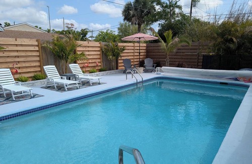 Venice Gardens House | Close to Beaches & Shopping! Clean house with a private backyard Pool