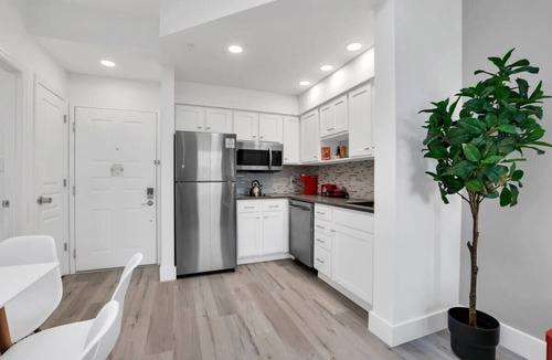Florida Central Atlantic Coast Apartment | Close to Parks/Sleeps 6/Free Shuttle/Kitchen