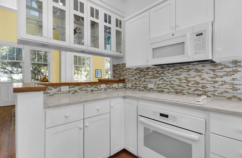 Sunnyside House | Coastal Bliss at Mellow Yellow - Steps from the Beach, Golf Cart 🛺 + Beach Servi
