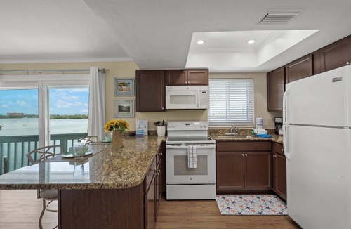 Siesta Key Condo | Coastal Breeze Siesta: Waterfront 4-Unit Retreat – Walk to Turtle Beach, Boat Dock & Free Beach Gear