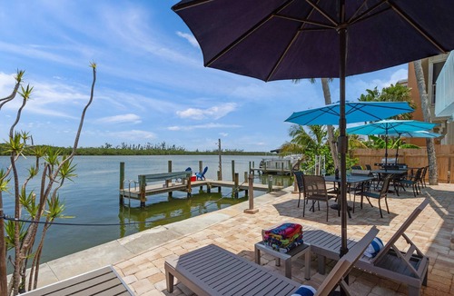Siesta Key Condo | Coastal Breeze Siesta: Waterfront 4-Unit Retreat – Walk to Turtle Beach, Boat Dock & Free Beach Gear