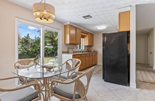 Jensen Beach House | Coastal Cottage 8 min Drive to Downtown & Beaches!