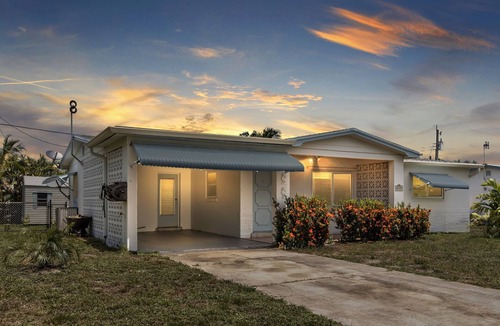 Jensen Beach House | Coastal Cottage 8 min Drive to Downtown & Beaches!