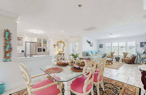 Tradewinds House | Coastal Cottage walking distance to the beach, internet and washer and dryer
