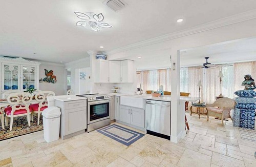 Tradewinds House | Coastal Cottage walking distance to the beach, internet and washer and dryer