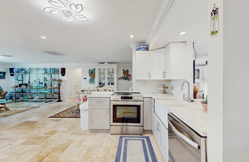 Tradewinds House | Coastal Cottage walking distance to the beach, internet and washer and dryer