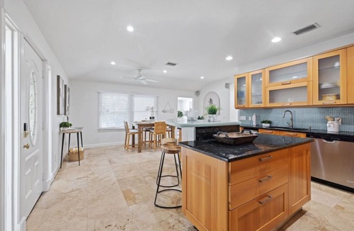 Ilexhurst House | Coastal Craftsman + Pet Friendly | Steps to the Beach