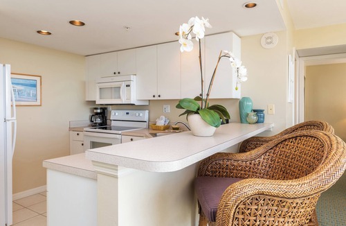 Fort Myers Beach Hotel | Coastal Escape with Pool and Parking Near Estero Bay Kayak & Paddle Tours