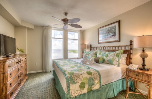 Fort Myers Beach Hotel | Coastal Escape with Pool and Parking Near Estero Bay Kayak & Paddle Tours
