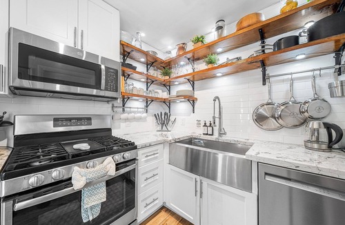 Lake Worth House | Coastal Harbor, King Bed, Pickleball Gear, Golf Set, BBQ – $1 Rides to Beach