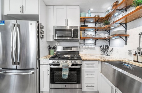 Lake Worth House | Coastal Harbor, King Bed, Pickleball Gear, Golf Set, BBQ – $1 Rides to Beach