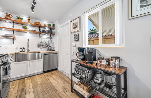 Lake Worth House | Coastal Harbor, King Bed, Pickleball Gear, Golf Set, BBQ – $1 Rides to Beach