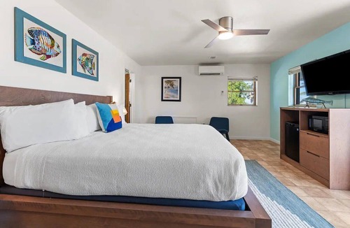 Little Torch Key Hotel | Coastal King Retreat w/Pool, Kayaks & Private Beach Access, Breakfast Included!