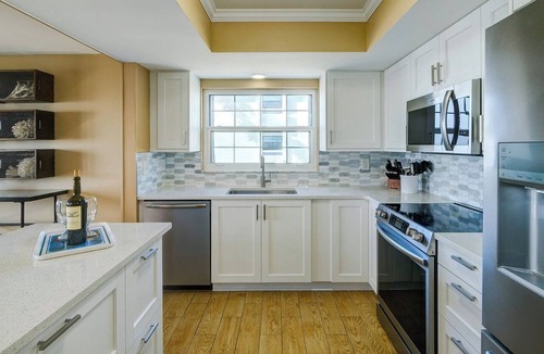 Holmes Beach Condo | Coastal Luxury on the Gulf | Pool, Tennis & Trolley Beachfront Bliss on Anna Maria Island | Sleeps 6