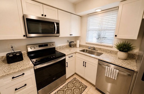 Yacht Club House | Coastal Retreat in Cape Coral's Yacht Club Area - Fenced Backyard