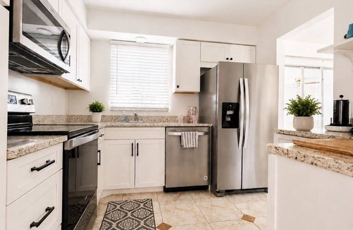 Yacht Club House | Coastal Retreat in Cape Coral's Yacht Club Area - Fenced Backyard