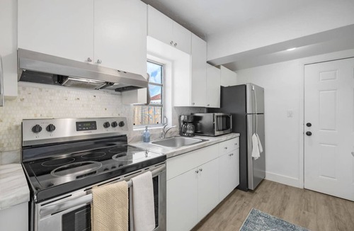 Coral Way House | Coconut Grove Gem | Marble Spa Bath | BBQ Yard