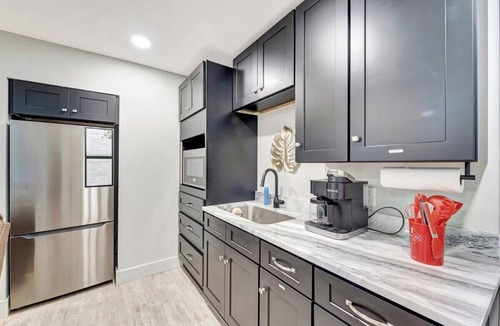Southgate Apartment | coffee, Pinecraft with a view, Wi-Fi, TV sleeps 2