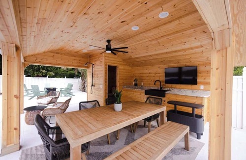 Columbia House | Cola's Hideaway Pool House Retreat & Outdoor Oasis
