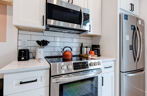 Royal Pines Condo | Colorful modern suite near Blue Ridge Parkway and Biltmore
