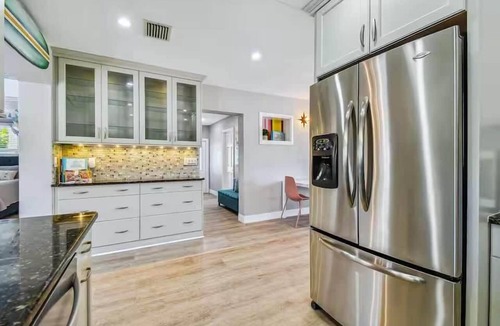 South Pinellas Community Council House | Colorful Pool Paradise w/Bungalow *6 min to Beach