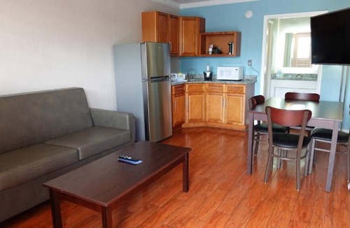 June Park House | Comfort and Convenience! 2 Serene Units, Free Breakfast, Near Melbourne Beach