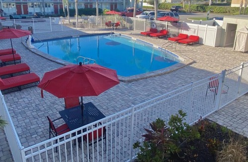 June Park House | Comfort and Convenience! 2 Relaxing Units, Free Breakfast & Parking, Onsite Pool