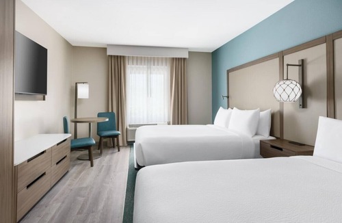 Florida Keys Hotel | Comfort and Convenience! 2 Relaxing Rooms, Outdoor Pool, Free Breakfast!