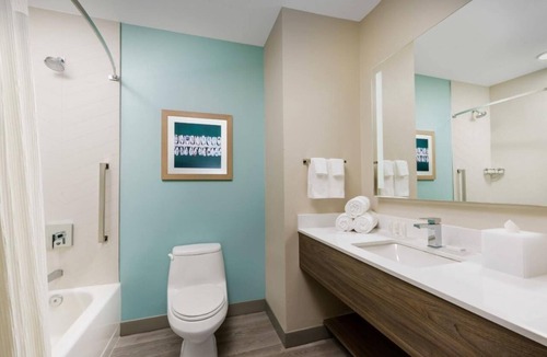 Marathon Hotel | Comfort & Convenience! 3 Great Units, Free Breakfast, Outdoor Pool!