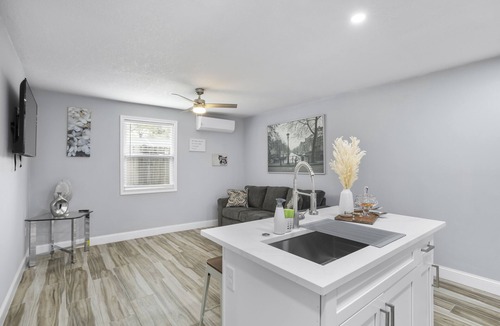 North Forest Hills Villa | COMFORTABLE apartment close to Bush GARDEN, 15min DOWNTOWN TAMPA