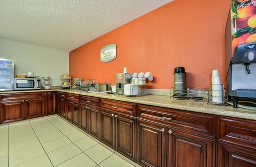 Bayou Oaks Hotel | Comfortable Stay w/1 King Bed Minutes from The Ringling Museum and Attractions