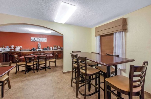 Bayou Oaks Hotel | Comfortable Stay w/1 King Bed Minutes from The Ringling Museum and Attractions
