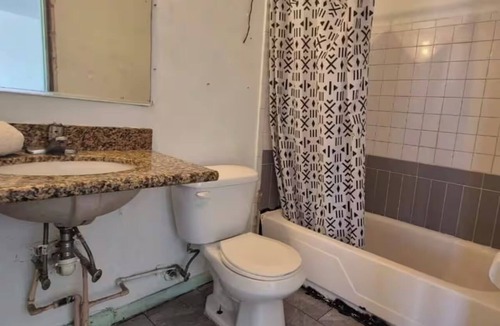 Sun Bay South Hotel | Comfortable Queen Bed Near Bayshore Boulevard | Free Parking