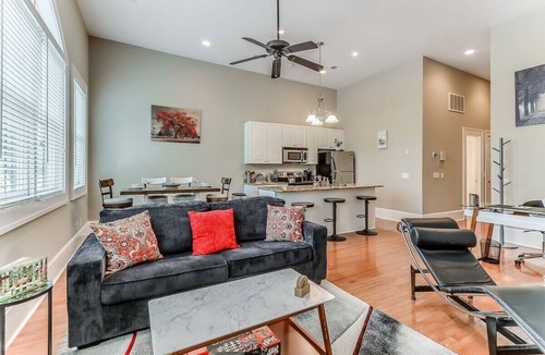 Metropolitan Condo | Comfy-Cozy-Walk to Forsyth Park-King Beds