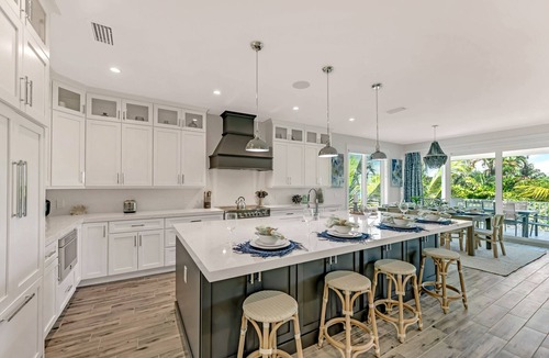 Ilexhurst House | Coming in Hot! Rooftop Views, Pool and Spa!