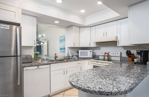 Sarasota Condo | Condo on Quiet Cul-De-Sac | Heated Pool/Spa | Tennis | Putting Green | Short Drive to Beach