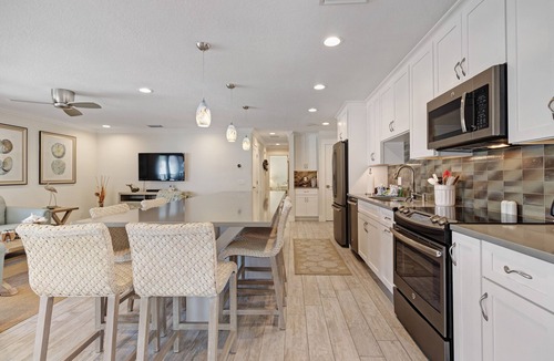 Holmes Beach Condo | Condo with great seaside location near beaches and shared pool