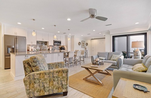 Holmes Beach Condo | Condo with great seaside location near beaches and shared pool