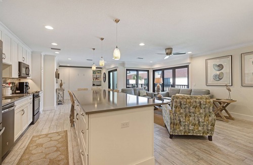 Holmes Beach Condo | Condo with great seaside location near beaches and shared pool