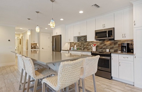 Holmes Beach Condo | Condo with great seaside location near beaches and shared pool