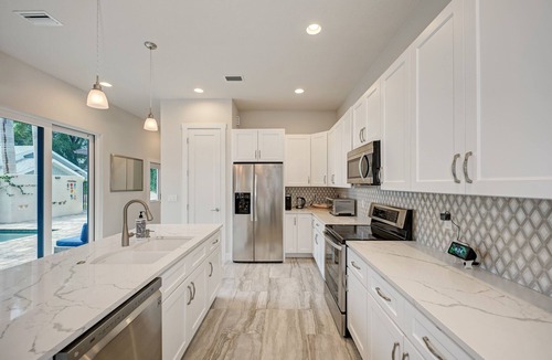 Gillespie Park House | Contemporary, Downtown location, Pool, Spa & Sauna, very close to Beaches