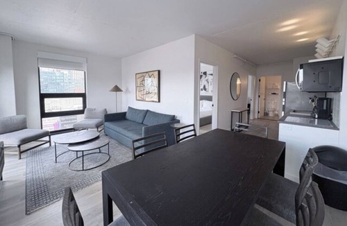 Hunters Point Apartment | Convenient 2 Bedroom Unit w/Kitchen, Living & Dining Area – Rooftop Bar