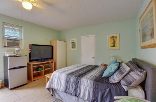 Whitfield Apartment | Convenient Sarasota Studio w/Lush Backyard!