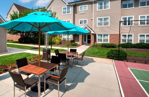 Bethlehem Apartment | Convenient Tourist Location! Free Breakfast, Kitchen, Seasonal Outdoor Pool!