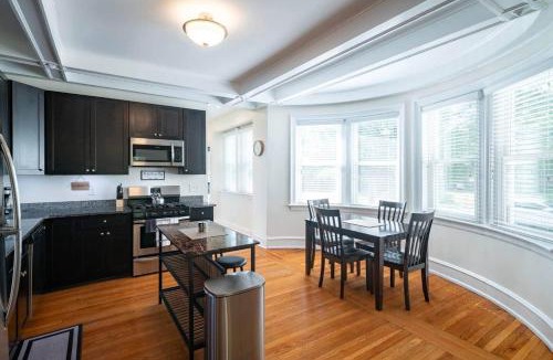 Foxcroft Square Apartment | Cool “Blue” 2-bdrm Apt in Suburbs w/Free Parking