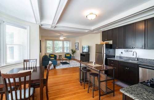 Foxcroft Square Apartment | Cool “Blue” 2-bdrm Apt in Suburbs w/Free Parking