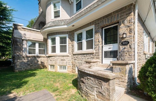 Foxcroft Square Apartment | Cool “Blue” 2-bdrm Apt in Suburbs w/Free Parking