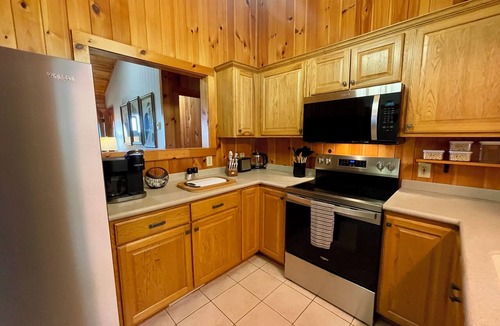Jefferson House | Copper Mine Cabin -Sleeps12, Hot Tub, WIFI, Foosball, Sm.Dog Friendly, Gas Logs, Firepit